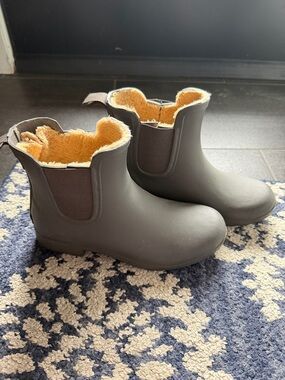 chooka Grey Chelsea-Style women’s  Rain Boots with Tan Fleece Lining